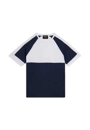 Camiseta raglán de manga corta con parte superior y mangas blancas, parte inferior azul marino y paneles laterales azul marino, extendida sobre un fondo blanco.