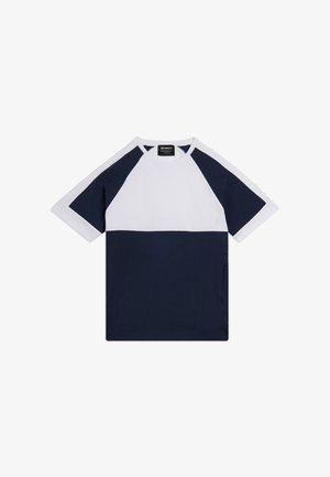 Camiseta raglán de manga corta con parte superior y mangas blancas, parte inferior azul marino y paneles laterales azul marino, extendida sobre un fondo blanco.