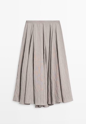 Gonna a pieghe grigia con righe verticali, tessuto leggero, lunghezza fino al polpaccio e una leggera lucentezza con variazioni di colore tenue.