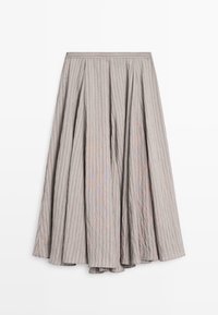 Grå plisseret nederdel med lodrette striber, letvægtsstof, mellemlang længde til kalvene og en subtil glans med lysfarve variationer.