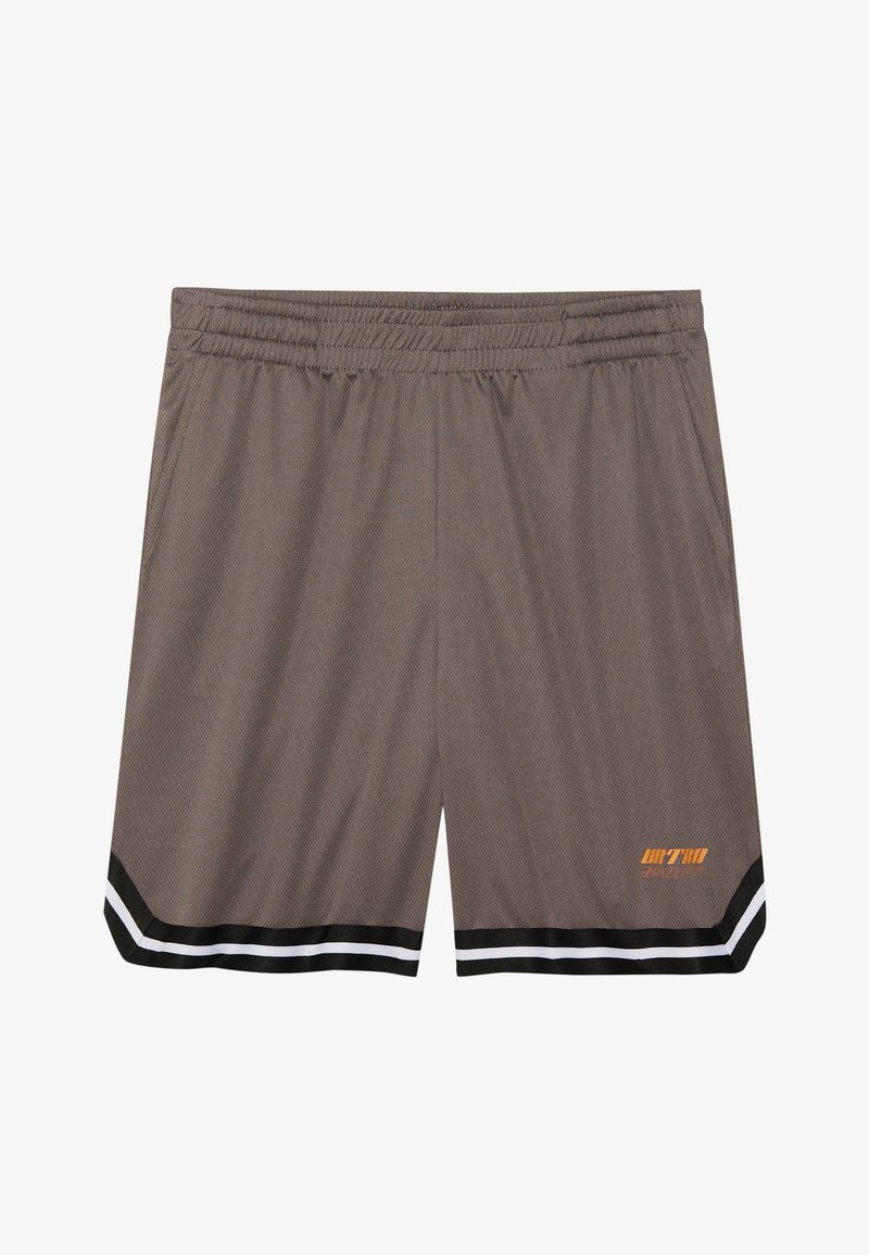 Grå idrettsshorts laget av lett materiale, med mesh tekstur, elastisk midjebånd og svarte og hvite striper.