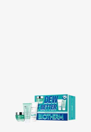 Biotherm Hautpflegeset mit Aquasource Hyalu Plump Gel, Biosource Reinigungsmittel, Eau Pure Toner und blau-grünem Verpackungskarton.