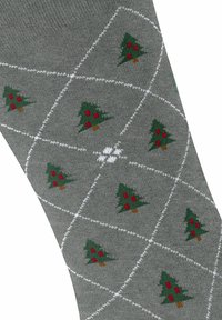 Grijze geblokte sok met kleine groene kerstbomen met rode ornamenten, gerangschikt in een diamanten rooster met witte stikselaccenten.