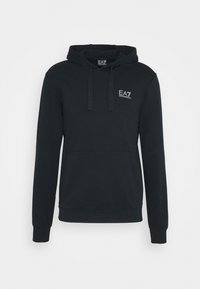 Musta huppari, jossa on etupaneelin tasku ja "EA7 Emporio Armani" -logo vasemmassa rinnassa. Hupparissa on kiristettävä huppu ja ribbaatut hihansuut.