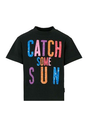 Zwarte katoenen T-shirt met meerkleurige, textuur letters die "CATCH SOME SUN" spellen in verschillende vette lettertypen. Ronde halslijn en korte mouwen.