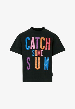 T-shirt nera in cotone con lettere multicolori e testurizzate che formano la scritta "CATCH SOME SUN" in diversi caratteri audaci. Collo rotondo e maniche corte.