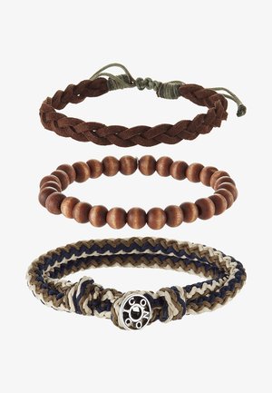 Drei Armbänder: ein geflochtenes Armband aus braunem Wildleder, ein rundes Armband aus Holzperlen und ein geflochtenes Band in Marineblau und Beige, das mit einem silbernen Logoschmuck akzentuiert ist.