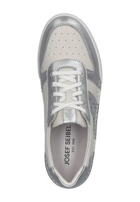 Lehká atletická obuv s bílým koženým svrškem a stříbrnými akcenty, perforacemi a texturovanou podrážkou; šněrovací design pro bezpečné uchycení.