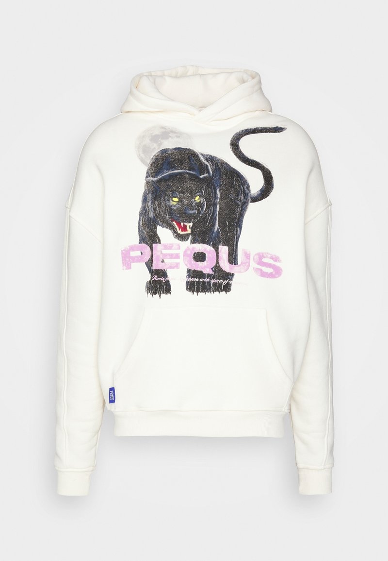 Weißer Kapuzenpullover mit einem schwarzen Panther-Druck, der gelbe Augen und einen roten Mund hat, sowie dem Wort "PEQUS" in Pink darunter. Mit einer Fronttasche.