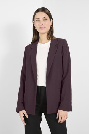 Maronfarvet blazer med skræddersyet design, notch lapels og to frontlommer, parret med en hvid skjorte og sorte bukser. Glat tekstur.
