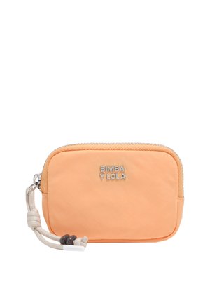 Pequeño bolso rectangular de color melocotón con cremallera y tirador de cordón blanco anudado, logotipo plateado "BIMBA Y LOLA" centrado en el frontal.