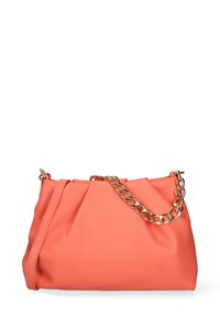 Koraallederen handtas met geplooid ontwerp, gouden schouderband, en zachte textuur. Compactus vorm geschikt voor de benodigdheden.