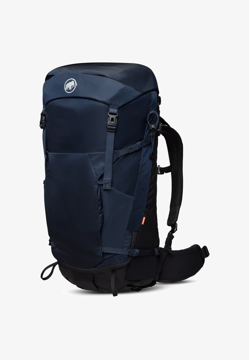 Mörkblå vandringsryggsäck med en hållbar design, justerbara remmar, sidofickor och ett vadderat höftbälte för komfort. Rundad topp.
