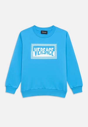 Sudadera azul de algodón con un logo blanco de "VERSACE" dentro de un marco rectangular. El diseño incluye puños y dobladillo acanalados.