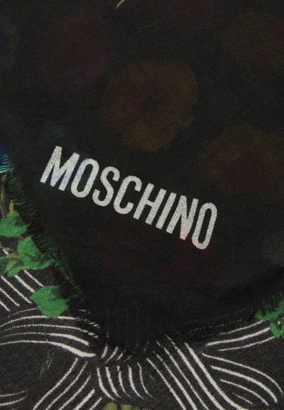 Schwarzer Stoff mit fransigen Kanten, der das weiße "MOSCHINO"-Logo sowie subtile Blumen- und Streifenmuster in grünen und braunen Farbtönen zeigt.