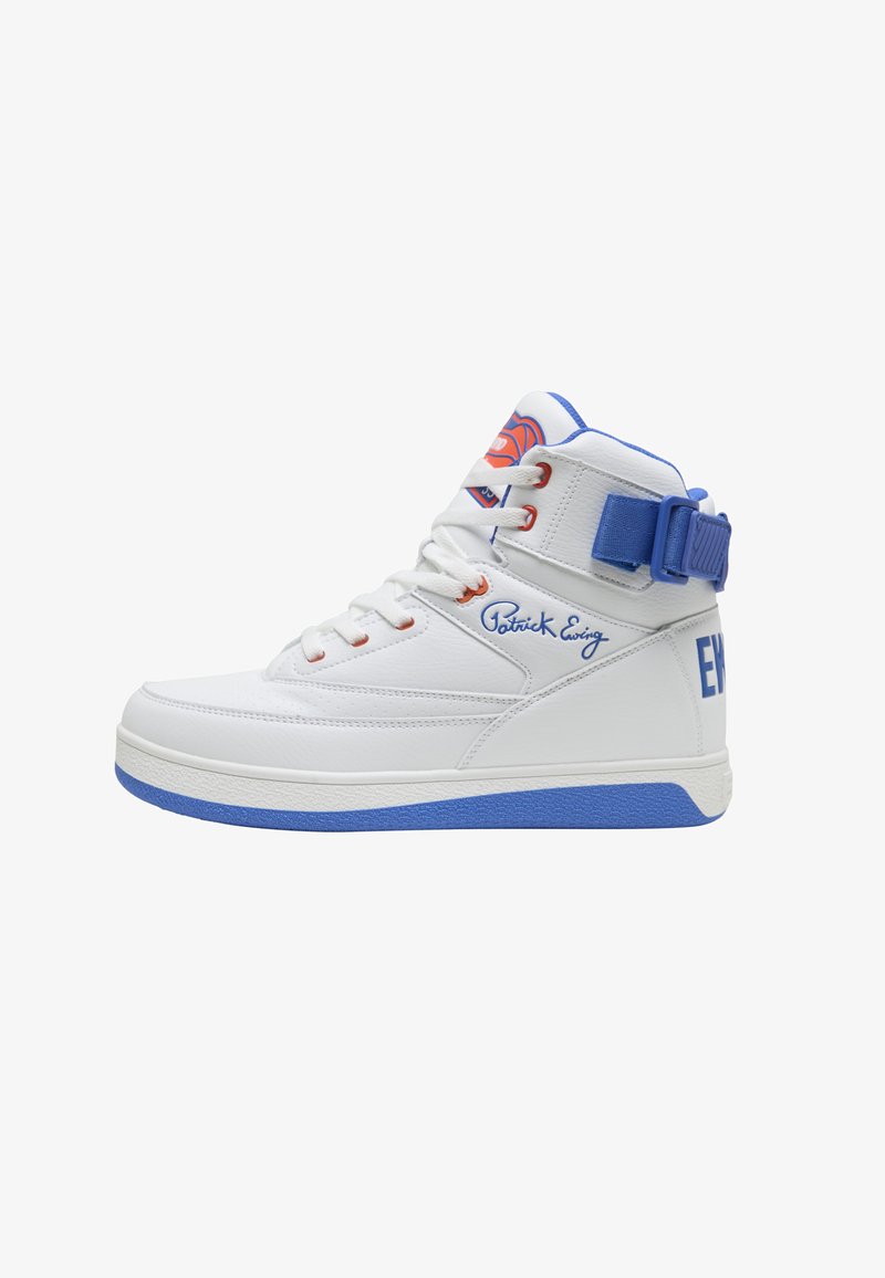 Fehér magas szárú sportcipő kék talppal, kék pánttal és narancssárga részletekkel, az oldalán "Patrick Ewing" aláírással.