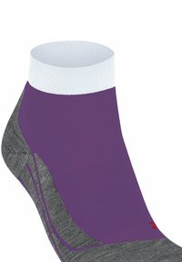 Fioletowa i szara skarpetka do kostek z białym mankietem; ma teksturowany wzór oraz małe czerwone logo po bokach.