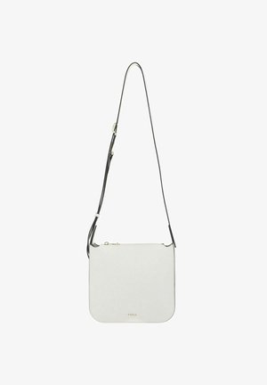 Bolso bandolera Furla blanco con correa delgada ajustable y cremallera dorada en la parte superior, mostrado sobre un fondo blanco.