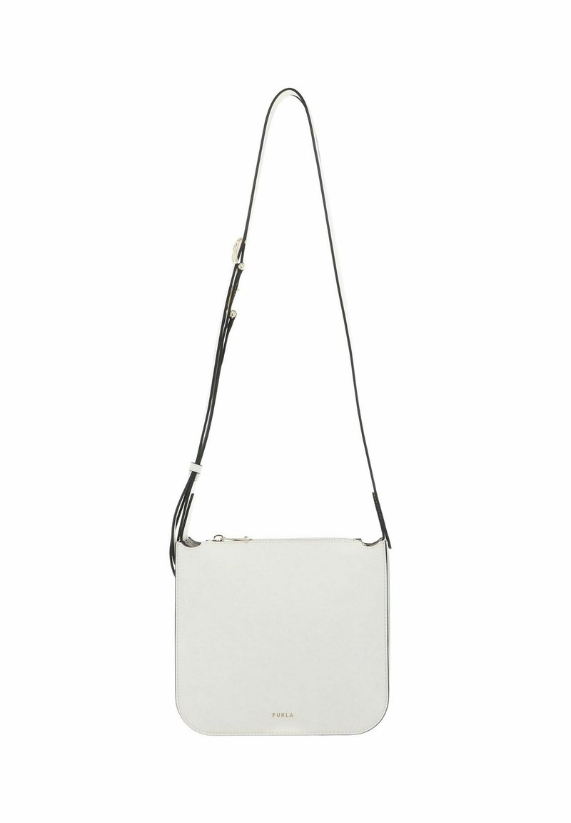 Bolso bandolera Furla blanco con correa delgada ajustable y cremallera dorada en la parte superior, mostrado sobre un fondo blanco.