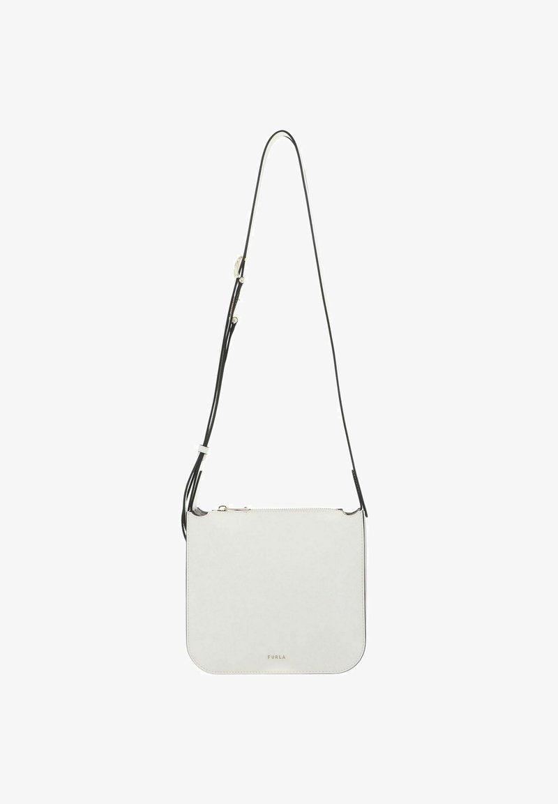Bolso bandolera Furla blanco con correa delgada ajustable y cremallera dorada en la parte superior, mostrado sobre un fondo blanco.