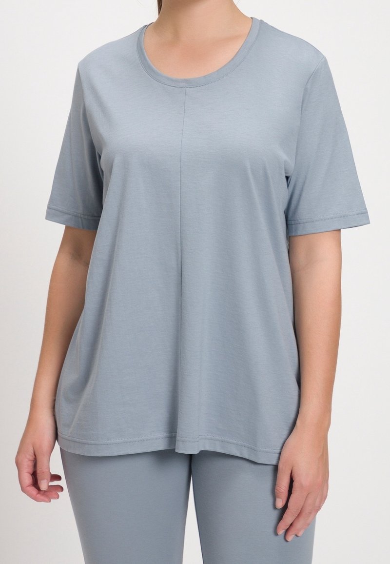 Ljusblå kortärmad skjorta i mjukt tyg, med rund halsringning och avslappnad passform, parat med matchande blå byxor.