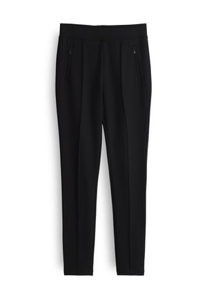 Pantaloni neri tapered realizzati in un tessuto morbido, dotati di una vita piatta e due tasche laterali con zip per una maggiore sicurezza.