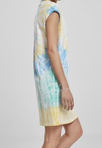 Sukienka w stylu tie-dye w pastelowych kolorach niebieskim, żółtym i zielonym, o luźnym kroju i krótkich rękawach. Wykonana z miękkiej bawełny.