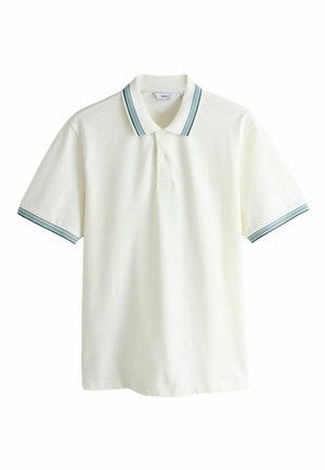 Polo blanco de manga corta con tapeta de dos botones y cuello y puños de las mangas con rayas verdes, colocado plano sobre un fondo blanco.