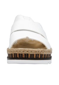 Sandale en simili cuir blanc avec deux larges brides, semelle intermédiaire en jute, et semelle extérieure rayée noir et beige. La semelle intérieure est douce et rembourrée.