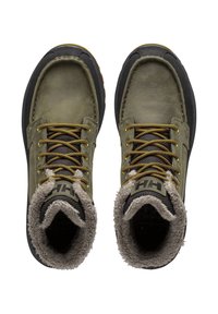 Groene leren boots met een grijze voering van bont, zwarte rubberen zolen en gele accentveters. Bevat versterkte neus en enkelondersteuning.