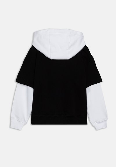 Μαύρο και άσπρο hoodie με αντίθετο σχέδιο χωρισμού, διαθέτει μεγάλο καπέλο, κοντά μανίκια, και ribbed στο τελείωμα και τους καρπούς.