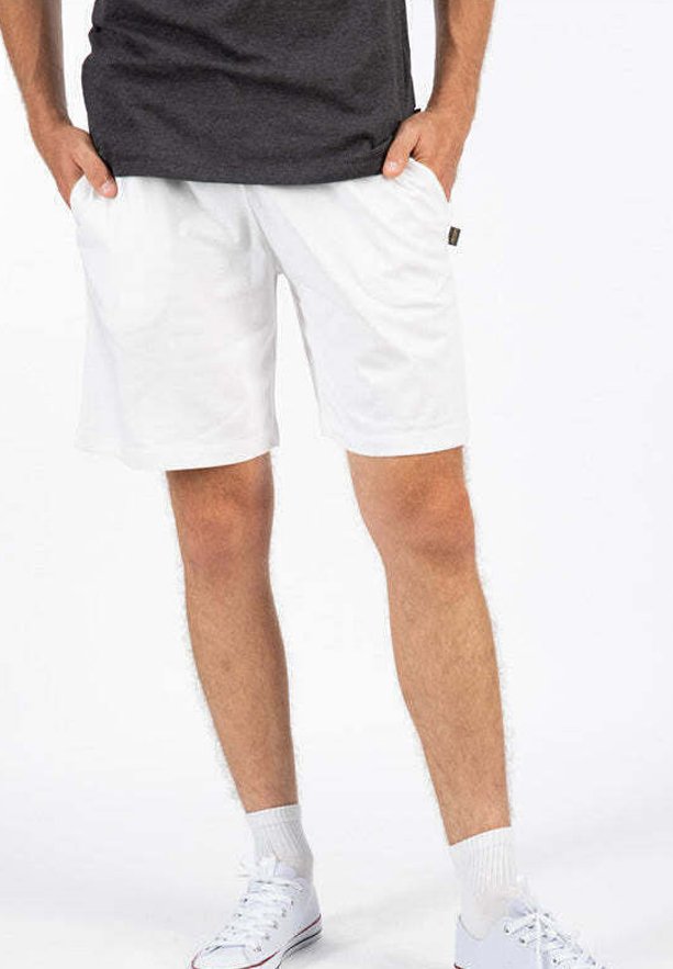 Pantaloni sportivi bianchi con una texture liscia, due tasche laterali e una vestibilità comoda, abbinati a una maglietta grigia scura e sneaker bianchi.