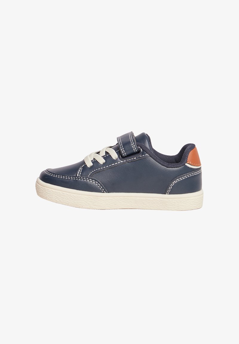 Marineblaue synthetische Sneaker mit weißer Naht, Schnürung und Velcro-Verschluss, beige Akzent an der Ferse und strukturiertem weißen Gummisohle.
