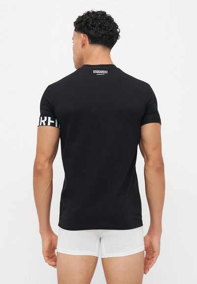 Schwarzes Baumwoll-T-Shirt mit kurzen Ärmeln und rundem Ausschnitt. Auf der Rückseite befindet sich das Logo "DSQUARED2" und kontrastierender weißer Schriftzug auf den Ärmeln.