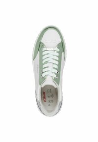 Adidași albi cu accente verde deschis, din material sintetic, vârful rotund și șireturi. Prezintă o talpă texturată și un detaliu de branding interior.