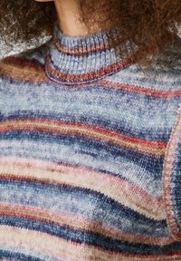 Pull en maille à col montant, avec des rayures bleues, roses et marron. Texture douce avec des accents côtelés au col et aux poignets.