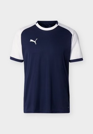 Camiseta deportiva azul marino con mangas raglán blancas, logotipo blanco de Puma en el pecho y cuello blanco con ribete azul marino en los extremos de las mangas.