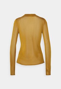 Långärmad, slim fit topp i genomskinlig gyllene-gul tyg. Har en ribbad krage och slät textur med en åtsittande siluett.