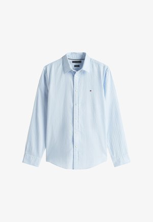 Lys blå langærmet skjorte lavet af vævet stof med en subtil tekstur. Har en knaplukning foran og et lille logo på brystet.