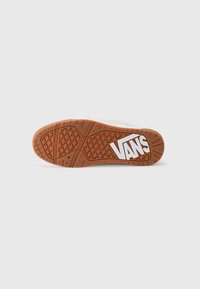 Talpa pantofului este realizată dintr-un material din cauciuc maro, cu o textură pentru aderență, iar logo-ul alb "VANS" este afișat proeminent într-o formă rectangulară.