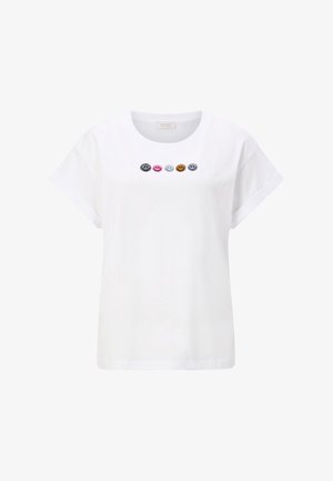 Hvid kortærmet T-shirt med fem små broderede multifarvede smiley-ansigter på tværs af brystet.