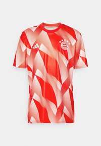Camiseta roja de Adidas del FC Bayern Múnich con un patrón de olas dinámico en blanco, cuello redondo, mangas cortas y logo del equipo en el pecho.