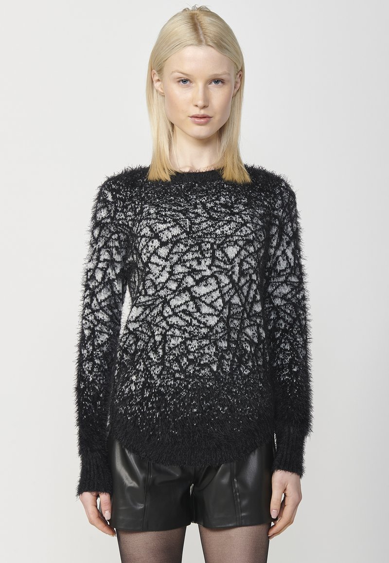 Maglione ombre in bianco e nero realizzato in materiale peloso, con un motivo a foglia e maniche a costine, dal taglio rilassato e con un retro più lungo.