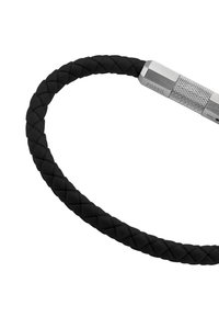 Schwarzes geflochtenes Lederarmband mit einem strukturierten silbernen Verschluss, der ein sechseckiges Design und ein eingraviertes Logo zeigt.