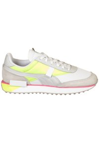 Chaussure de sport blanche et grise avec des accents jaune néon et rose, design à lacets et semelle texturée, vue de profil sur fond blanc.