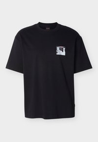 Μαύρο T-shirt με κοντά μανίκια, με μικρό αφηρημένο σχεδιασμό και το κείμενο "BOSS" στην περιοχή της αριστερής τσέπης στο στήθος.