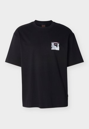 Μαύρο T-shirt με κοντά μανίκια, με μικρό αφηρημένο σχεδιασμό και το κείμενο "BOSS" στην περιοχή της αριστερής τσέπης στο στήθος.