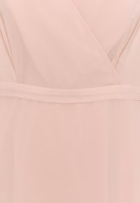 Wickelkleid aus weichem, leichtem chiffon in sanftem Rosa, mit V-Ausschnitt und einer schmalen Taille, versehen mit einem dezent genähten Band.