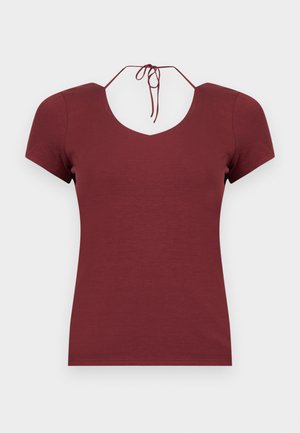 Bordeauxrode top met korte mouwen, V-hals en dunne banden die achter in de nek gestrikt zijn, getoond tegen een witte achtergrond.