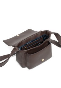 Borsa a tracolla in pelle marrone con superficie testurizzata, tasca interna con zip e due tasche frontali. Presenta una chiusura magnetica e una tracolla regolabile.